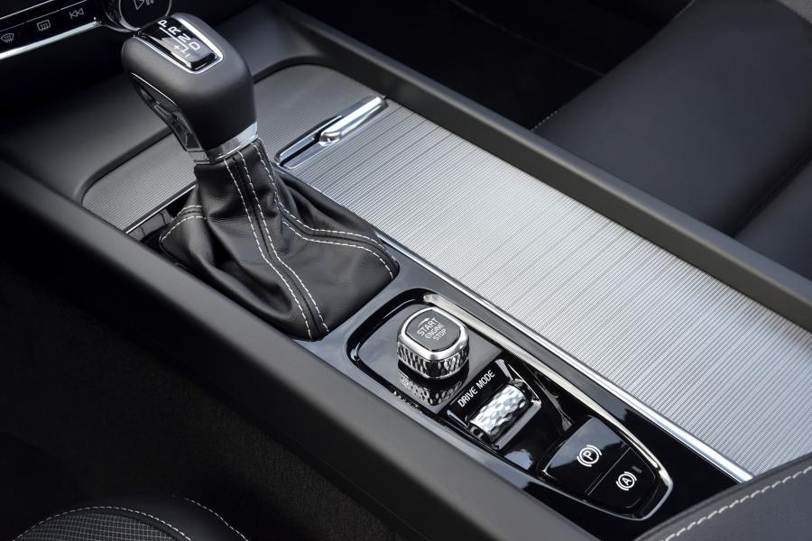 Детали интерьера Volvo V60 D3 R-Design 2018 года  (WW) (фото 18 из 29)